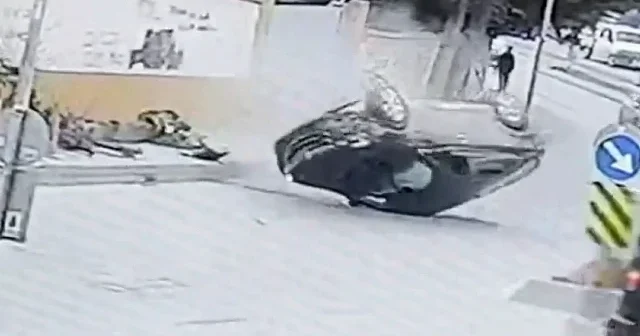 Dikkatsiz sürücü resmen kazayı çağırdı: Düz yolda giderken bir anda takla attı VİDEO İZLE