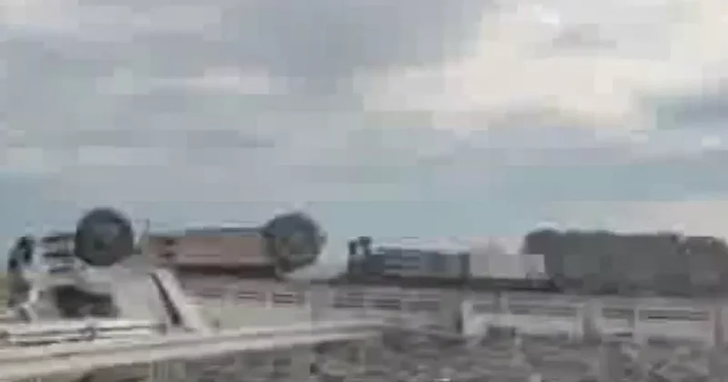 Diyarbakır’da briket yüklü tır yan yattı: 1 yaralı