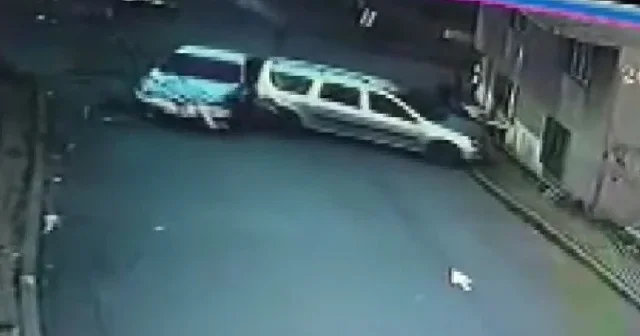 Avcılar’da ehliyetsiz sürücü dehşeti: Önce çocuğa sonra araca çarpıp kaçtı VİDEO İZLE