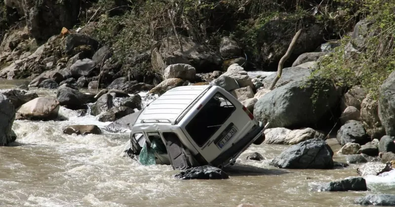 Giresun da dereye devrilen araçtaki sürücü öldü!