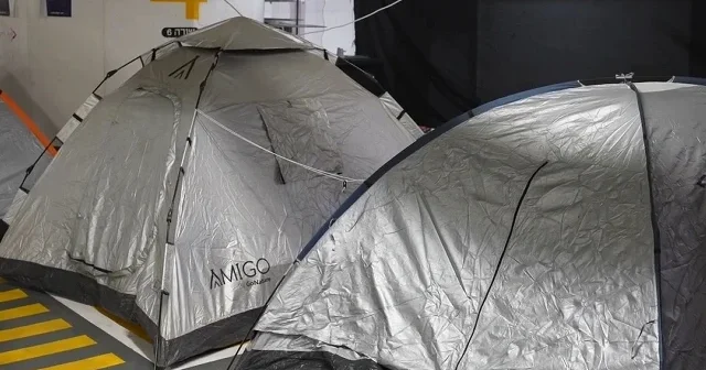 İran füzelerinden korkan İsrailliler yer altı otoparklarına çadır kurdu VİDEO İZLE