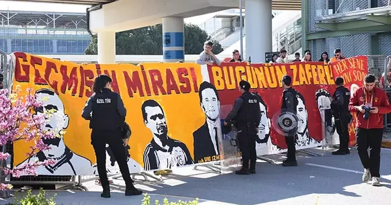Galatasaray kafilesine İzmir’de coşkulu karşılama Fanatik Spor Haberleri Video