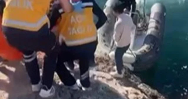 Ambulans kapatılan yol sebebiyle olay yerine ulaşamadı, kalp krizi geçiren vatandaş botla kurtarıldı Antalya Haberleri