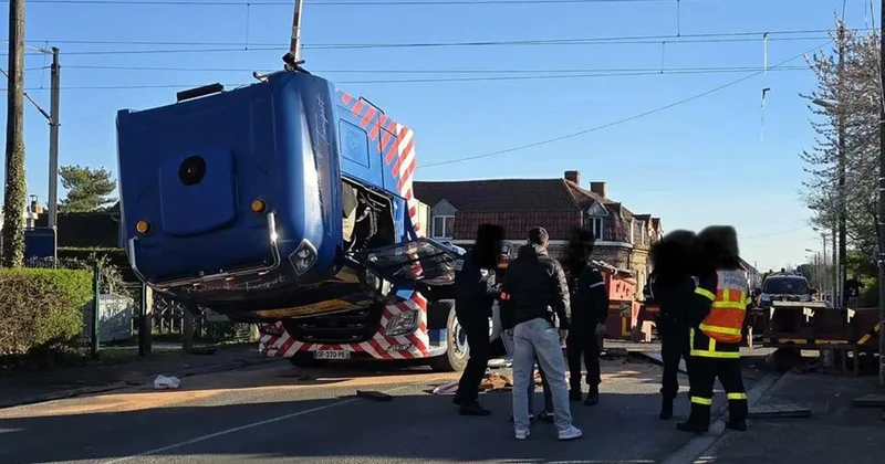 Fransa da yüksek hızlı tren ve kamyonun çarpıştığı kazada makinist öldü, 13 yolcu yaralandı