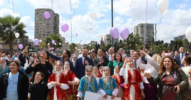 Adana da gökyüzüne mor balonlar bırakıldı Adana Haberleri