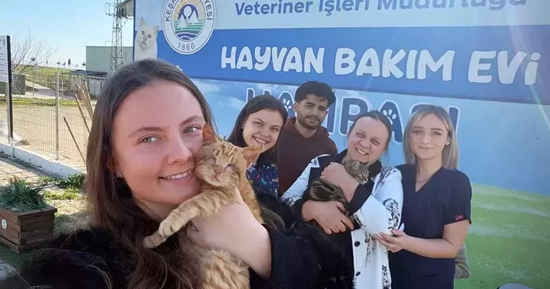 Bakımevinde tedavileri tamamlanan engelli kedileri, anne ve kızı sahiplendi