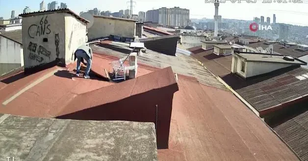 Esenyurt ta çatıya çıkarak hırsızlık yapan şüpheliler mahalle sakinlerini şaşkına çevirdi