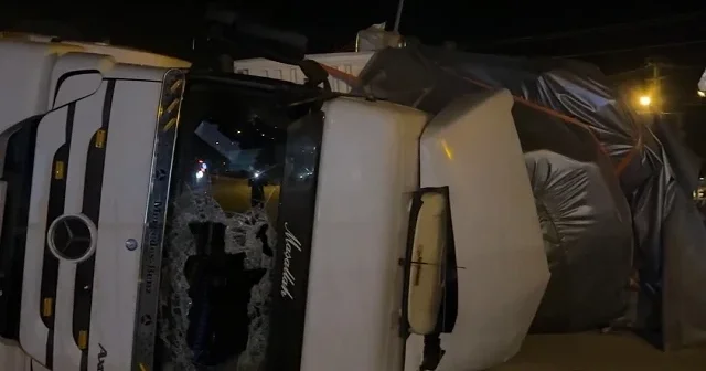 Isparta da saman yüklü tır devrildi: Sürücüsü yaralandı VİDEO İZLE