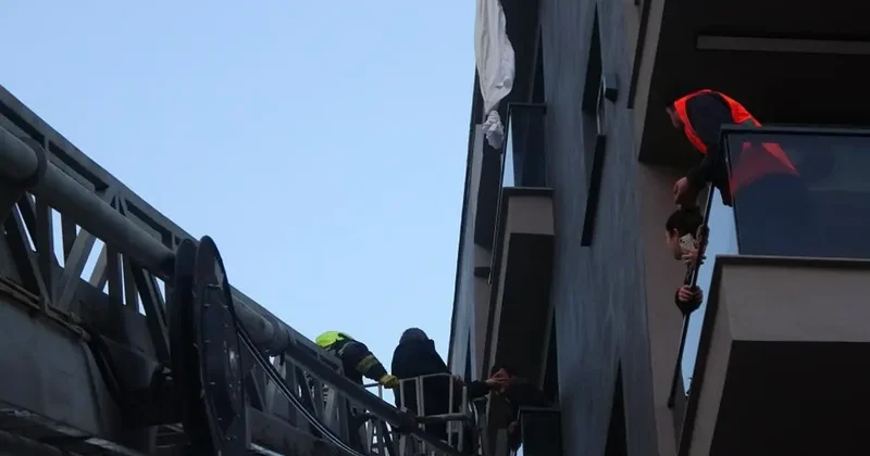 Mersin de ilginç olay! Perde ile altıncı kattan sarkan şahıs üçüncü kat balkonuna düştü