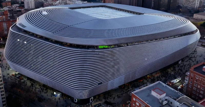 Dev maç öncesi stadın çatısını bile kapttılar