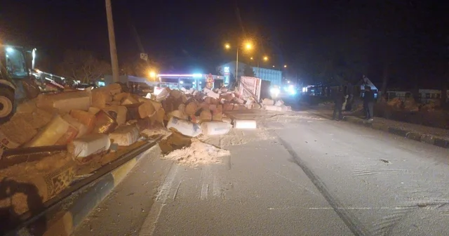 Virajı alamayan tır devrildi saman balyaları yola saçıldı: 1 yaralı Isparta Haberleri