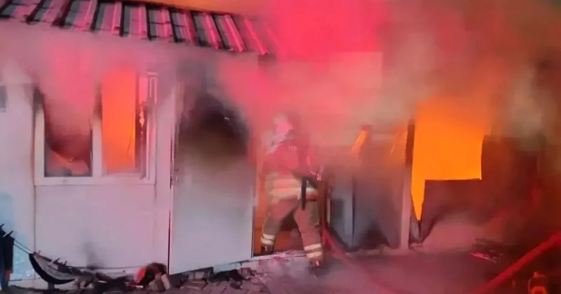 Depremzede ailenin yaşadığı konteyner alevlere teslim oldu