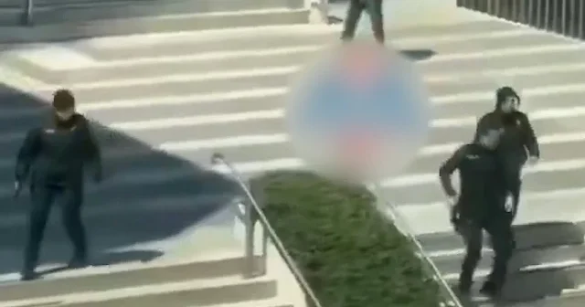 İki polisin yaralandığı çatışmaya ekipler giderken espriler yapıp kahkaha attılar VİDEO İZLE