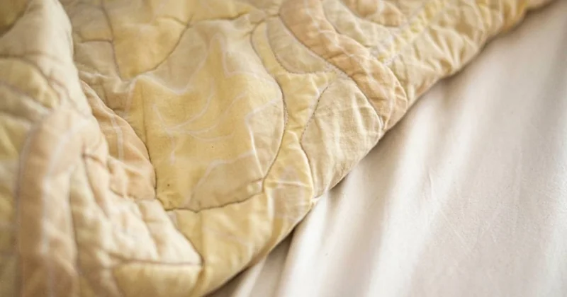 Sonucu görenler şaşkınlığını gizleyemiyor: Sararmış yorganları kar beyazı yapmak bu kadar basitmiş Sözcü Gazetesi