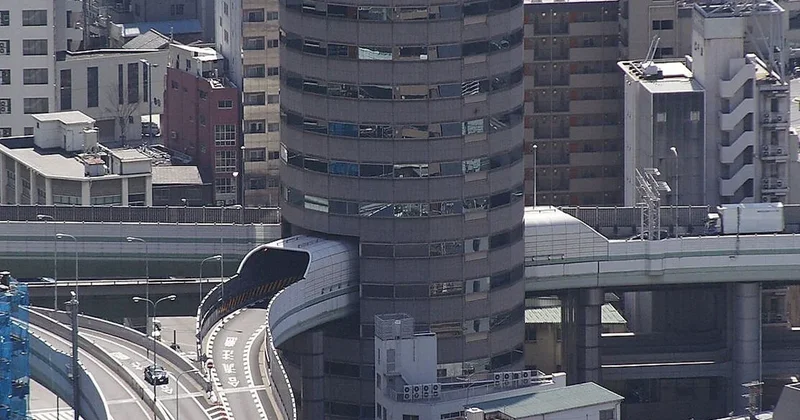 Bu binanın tam ortasından vızır vızır arabalar geçiyor Sözcü Gazetesi