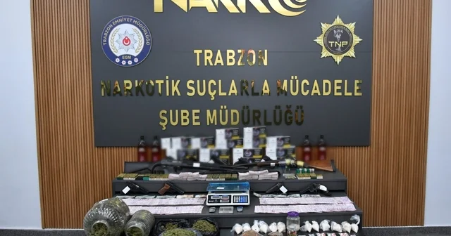 Trabzon merkezli 5 ilde uyuşturucu operasyonu Trabzon merkezli Artvin, Adıyaman, Hakkâri ve İzmir illerinde bin 50 personelin katıldığı operasyonda kilolarca uyuşturucu madde ele geçirilirken, 91 şüpheli gözaltına alındı Trabzon Haberleri