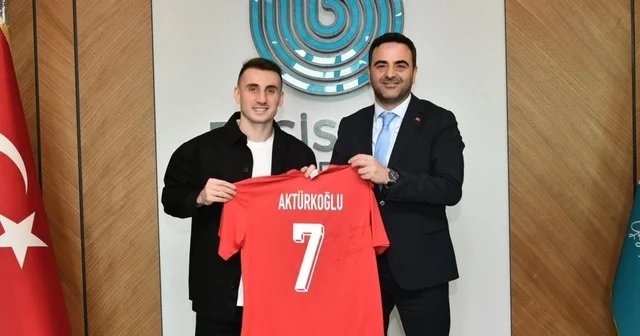 Kerem Aktürkoğlu ndan Başkan Özlü ye forma hediyesi Kocaeli Haberleri