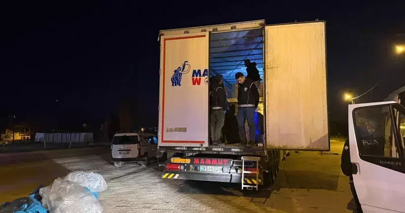 Durdurulan TIR’da 18 kaçak göçmen yakalandı