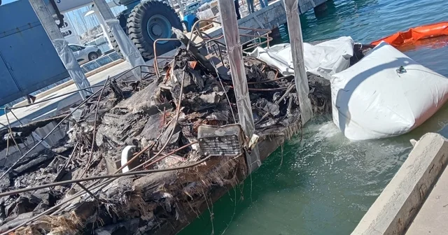 Yanan teknelerin enkazları kaldırılıyor Muğla Haberleri