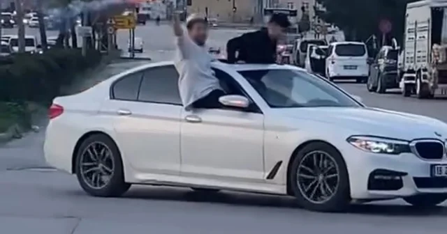 Bursa da düğün konvoyuna ağır ceza: 660 bin TL Bursa da konvoy şovu pahalıya patladı: Ehliyetler gitti, araçlar bağlandı Bursa Haberleri