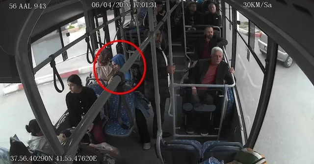 Belediye otobüsünde fenalaşan yolcuyu şoför hastaneye yetiştirdi; o anlar kamerada Siirt Haberleri