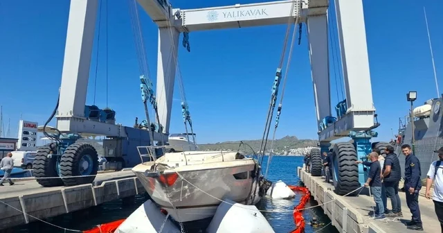 Bodrum da marinadaki yangında batan 7 motoryatın enkazı kaldırılıyor Muğla Haberleri