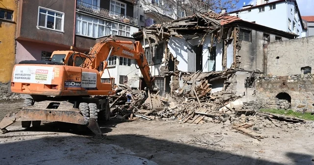 Isparta da katlı otopark projesinde metruk binalar yıkıldı, çalışmalar hız kazandı Isparta Haberleri