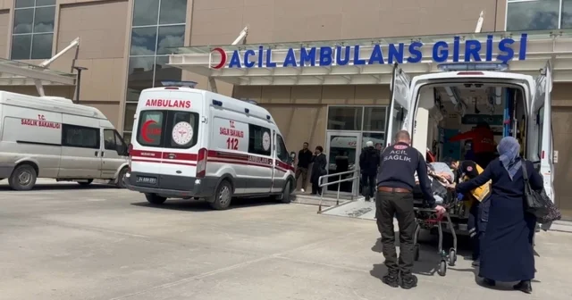 Refahiye de trafik kazasında yaralanan 6 kişi Erzincan daki hastaneye getirildi Erzincan Haberleri