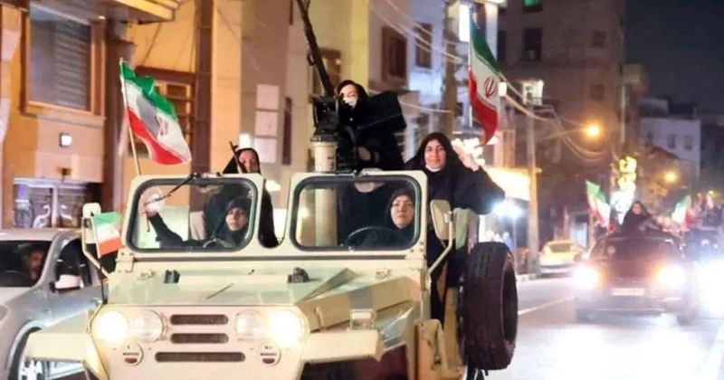 İranlı kadınlar da silah kuşanıp sokağa çıktı! Verdikleri mesaj net