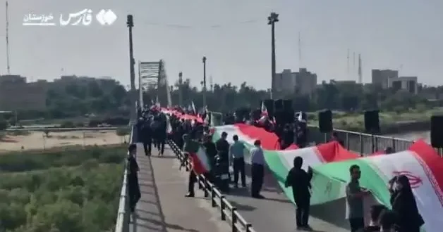 İran halkı nöbette: Köprü ve santrallerde insan zinciri