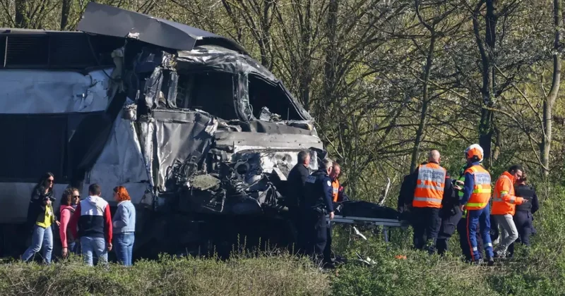 Fransa da hızlı tren kamyonla çarpıştı