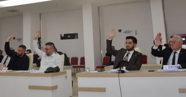 Üyelerin istediği İhale ve doğrudan temin dosyaları gelmemesi tartışması meclise taşındı MHP Grubu, CHP Belediye Başkanı Subaşı nın üslubu nedeniyle meclisi terk etti AK Partili Denetim Komisyonu Üyesi Sünetci rapora Şerh koydu Bilecik Haberleri