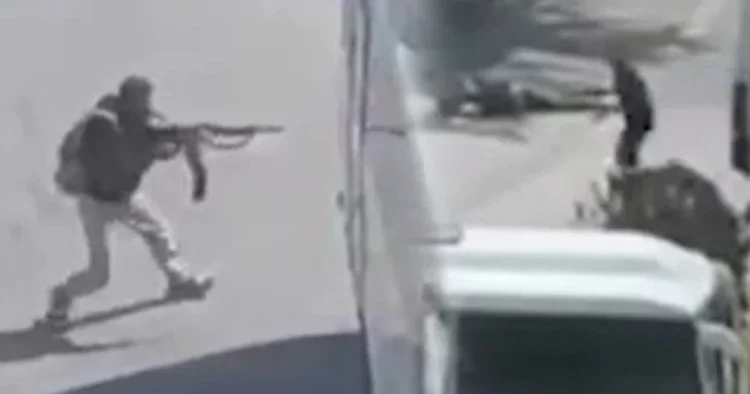 İstanbul da teröristlerin etkisiz hale getirildiği anlar kamerada: Kahraman polis dünya gündeminde