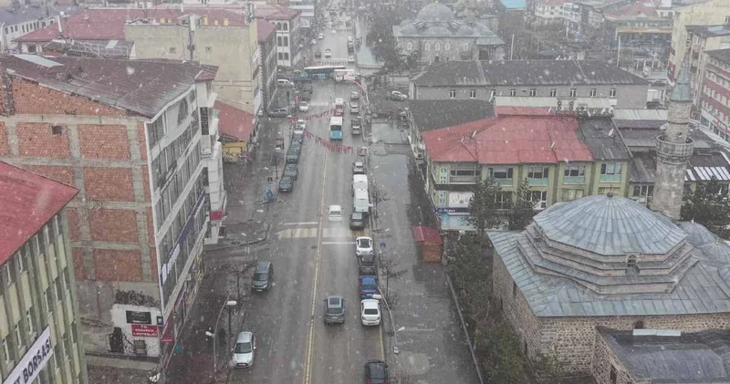 15 dakika sürdü! Şehre Nisan ayında lapa lapa kar yağdı
