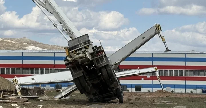 Sivas ta 23 yaşındaki inşaat işçisinin feci ölümü! Beton kalıbına düştü