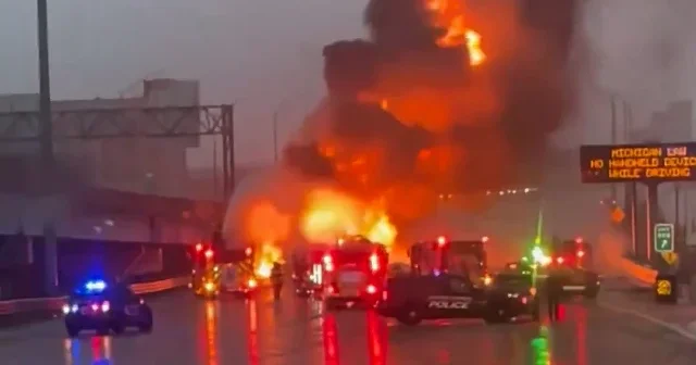 Otoyolda tanker faciası: Benzin tankeri TIR’la çarpıştıktan sonra alev topuna döndü VİDEO İZLE