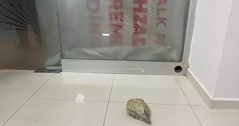 Şehzadeler CHP İlçe Başkanlığı binasına taşlı saldırı