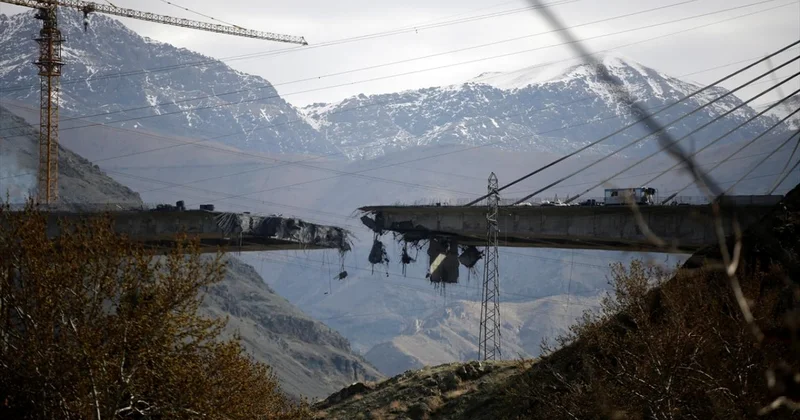 ABD İsrail, İran ın tarihi Kaşan kentinde bir demir yolu köprüsüne saldırdı: 3 kişi hayatını kaybetti