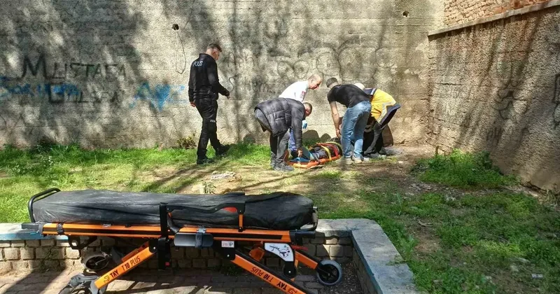 Ot toplamak istedi, 5 metreden aşağı düştü