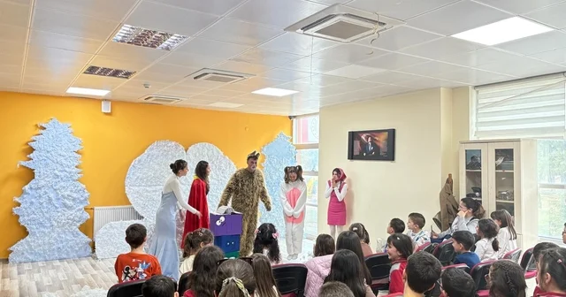 Gönüllü gençlerden çocuklara tiyatro şöleni Muğla Haberleri