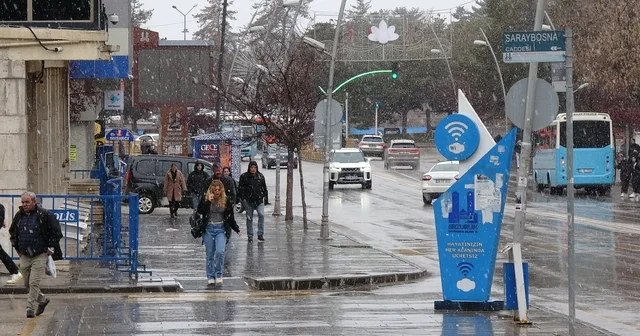 Türkiye baharı yaşarken, Erzurum güne lapa lapa karla uyandı Erzurum Haberleri