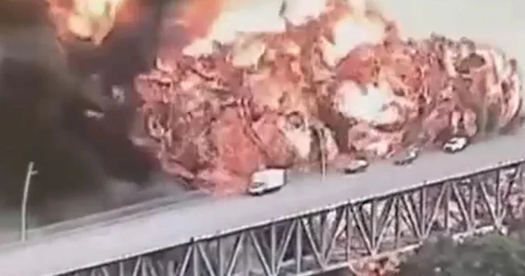 Köprüde facia: Patlama sonrası yangın çıktı