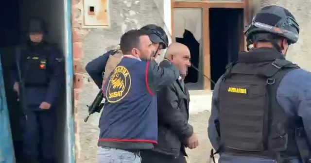 2 evi ateşe verdi, gelen jandarma ekiplerine saatlerce direndi Isparta Haberleri