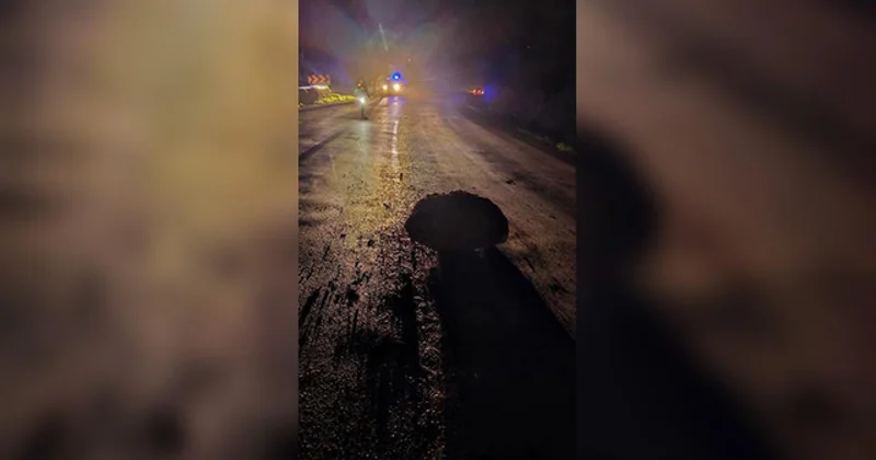 Yamaçtan kopan kayalar kara yolunu kapattı