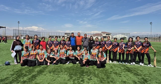 Fevzi Geyik Ortaokulu 8 branşta bölge finallerine yükseldi Van Haberleri