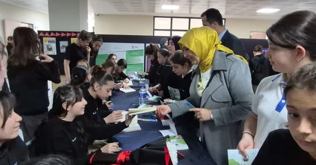 Düzce de minik yazarlar imza günü yaptı Ortaokul öğrencilerinin yazdığı 9 kitapta yayımlandı Düzce Haberleri