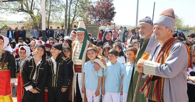 Kırşehir de hıdrellez coşkusu 3 erenle başladı Temsili Ahi Evran, Hacı Bektaş Veli ve Yunus Emre çocukları selamladı Kırşehir Haberleri