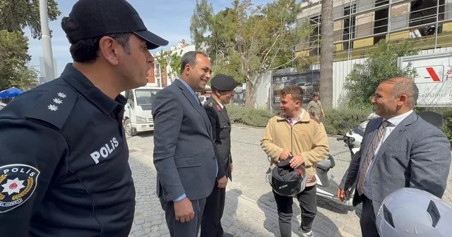 Datça da motosiklet sürücülere ücretsiz kask dağıtıldı Muğla Haberleri