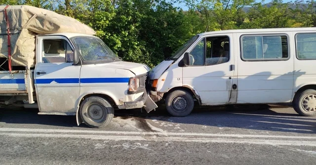 Bilecik te kamyonetle minibüsün çarpıştığı kazada 1 kişi yaralandı Bilecik Haberleri