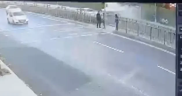 Küçükçekmece de otobüs durağında bekleyen mühendisi hayattan koparan kaza kamerada